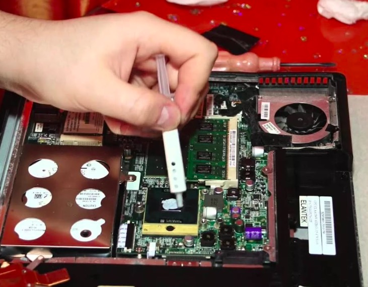 Чистка ноутбука от пыли и замена термопасты Чистка ноутбука от пыли и замена термопасты в районе Ясенево города Москвы